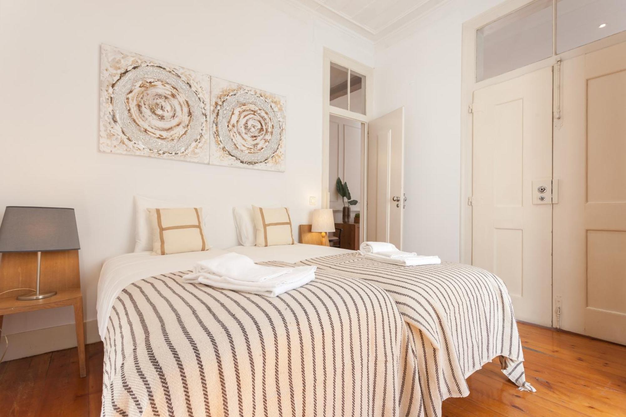 Tejo Vintage Three-Bedroom Apartment - By Lu Holidays Лиссабон Экстерьер фото