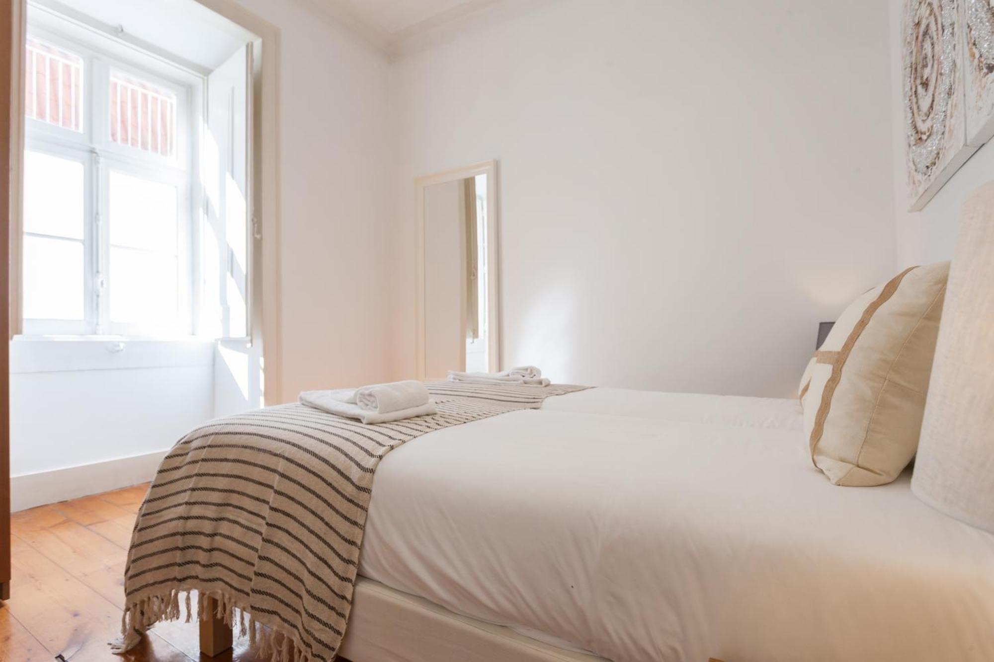 Tejo Vintage Three-Bedroom Apartment - By Lu Holidays Лиссабон Экстерьер фото